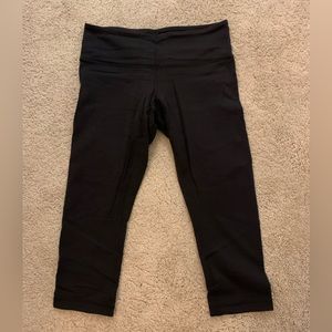 Black Lululemon wunder under cropped leggings